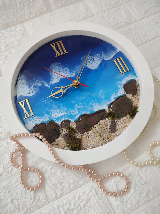 ساعت دریا رزینی با ساحل ترکیبی شن و تکسچر همراه با بیس چوبی لبه دار